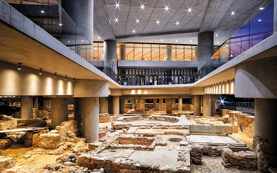 Interior del Museo de la Acrópolis con vistas al yacimiento